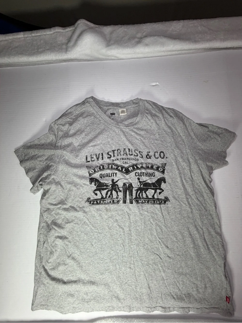 Levi's Light Gray Short Sleeve Tee with Black Logo Graphic